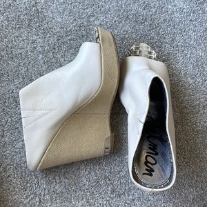 White 2+ inch wedge. Size 8.5. Snake skin accent